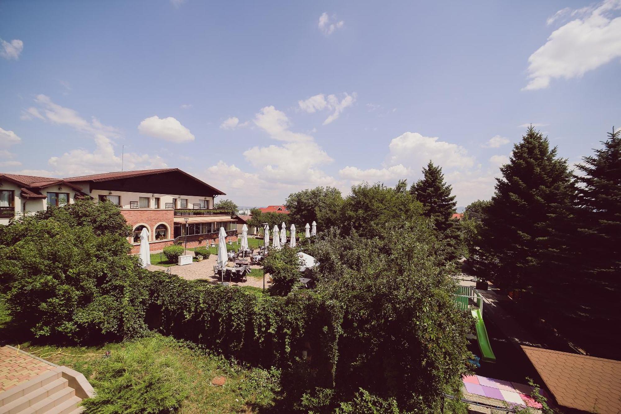 C&C Karo Resort Bacau Bagian luar foto